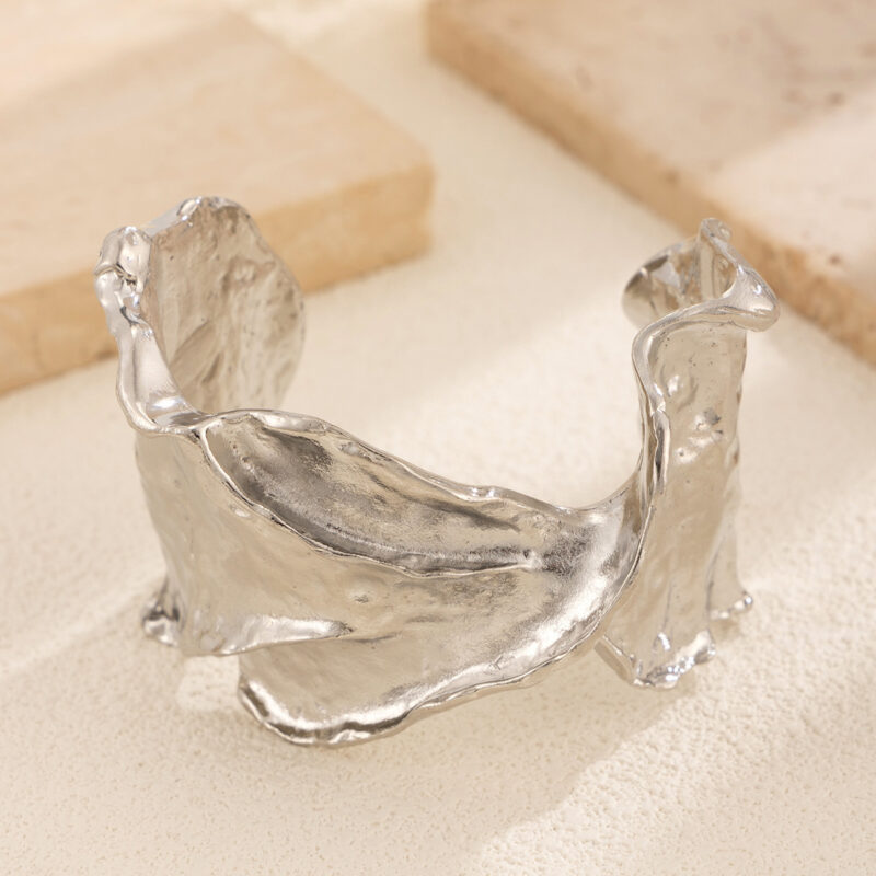 Design Liquid Pleated Cross Bracelet - Image 4