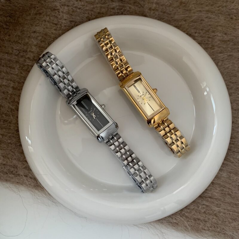 Women's Rectangular Gold Fashion Retro Steel Belt Quartz Watch - Image 3